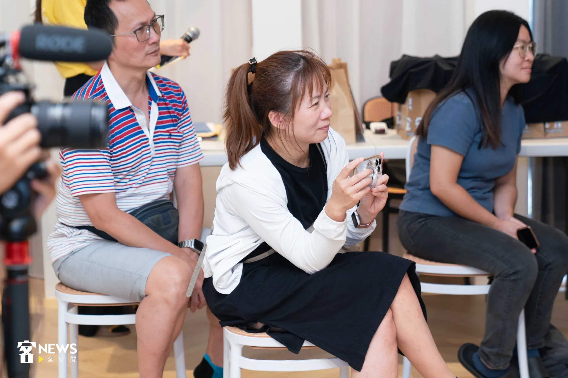 小朋友們自信演出,台下家長們記錄下孩子的成果。宋佩遙攝