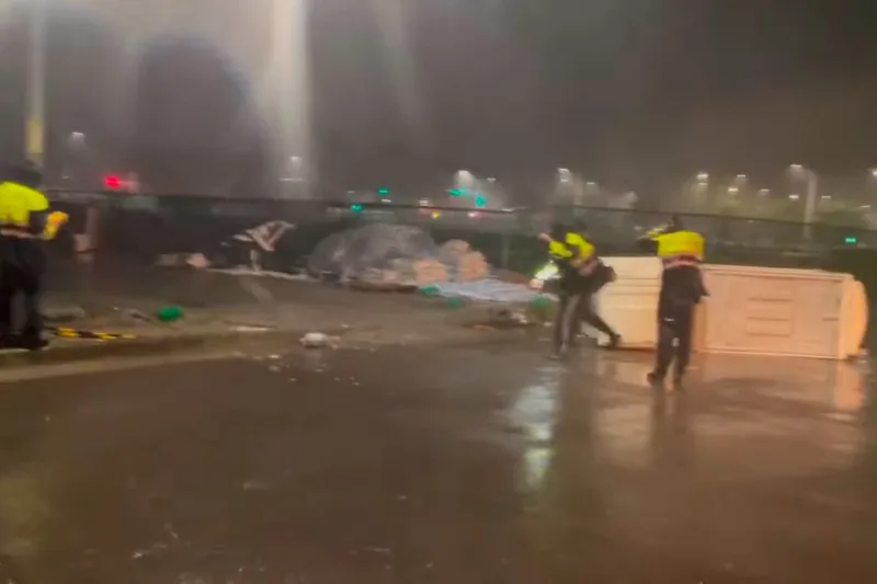 台南永康工地流動廁所被強風吹倒。永康警分局提供