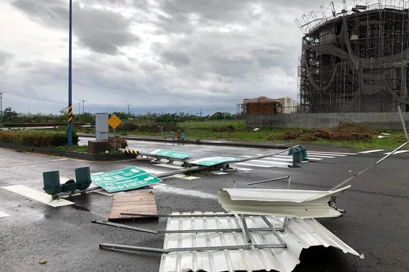 嘉義市路牌號誌倒塌。中央社