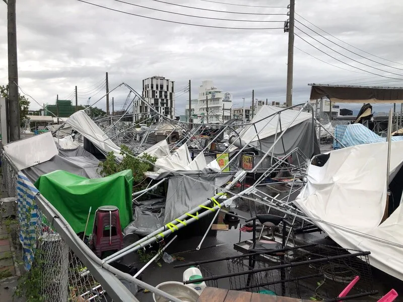 嘉義市夜市攤位幾乎全毀。中央社