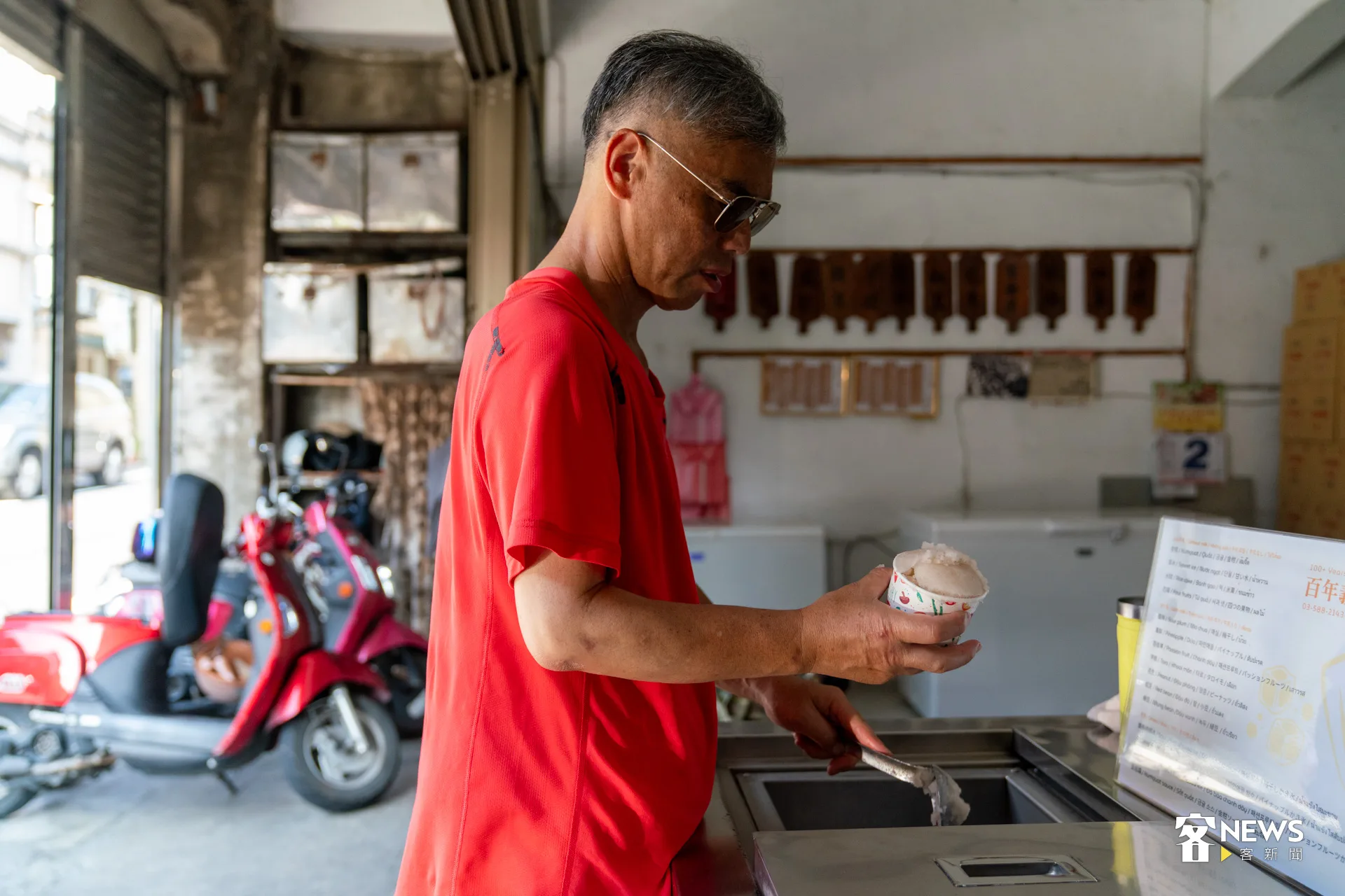 老闆陳智弘說,市面上的添加物幾十種,自家賣的冰品就是簡單。洪藝晅攝
