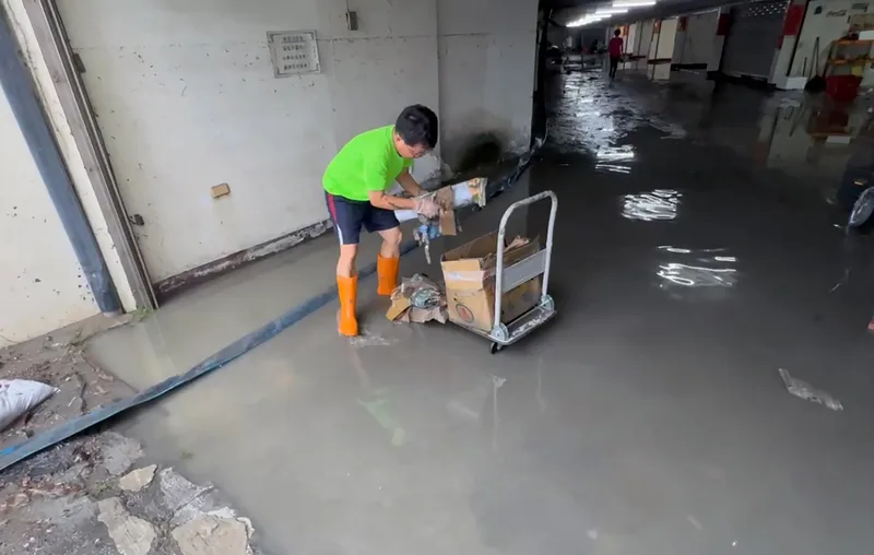 彰化縣埔心鄉經口路一處社區地下室8日因強降雨造成淹水，居民9日一早清理家園。讀者提供