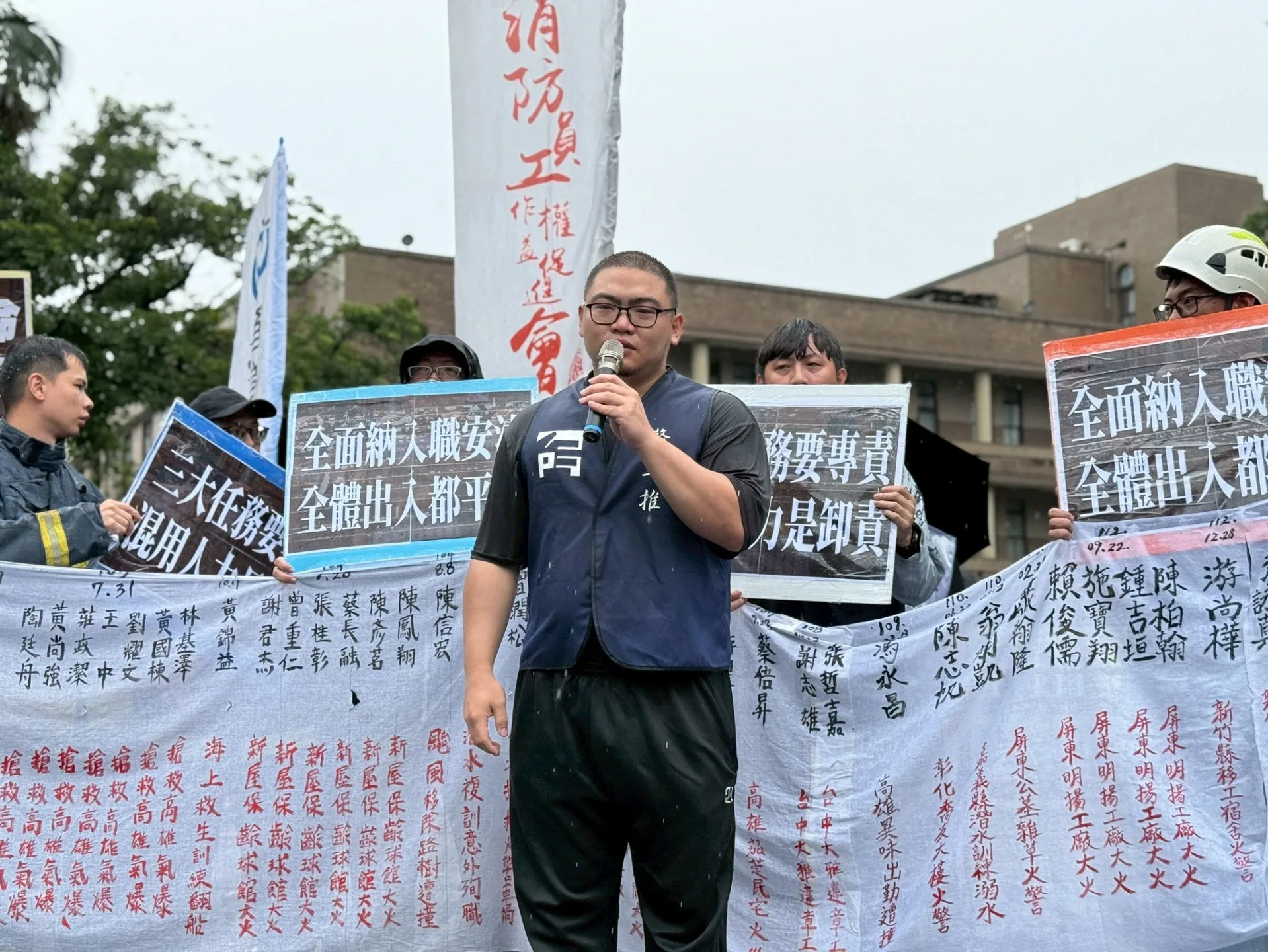 最近10年42位消防員殉職,消防員要求納入職安法,業務專責化,不要再以命換命。