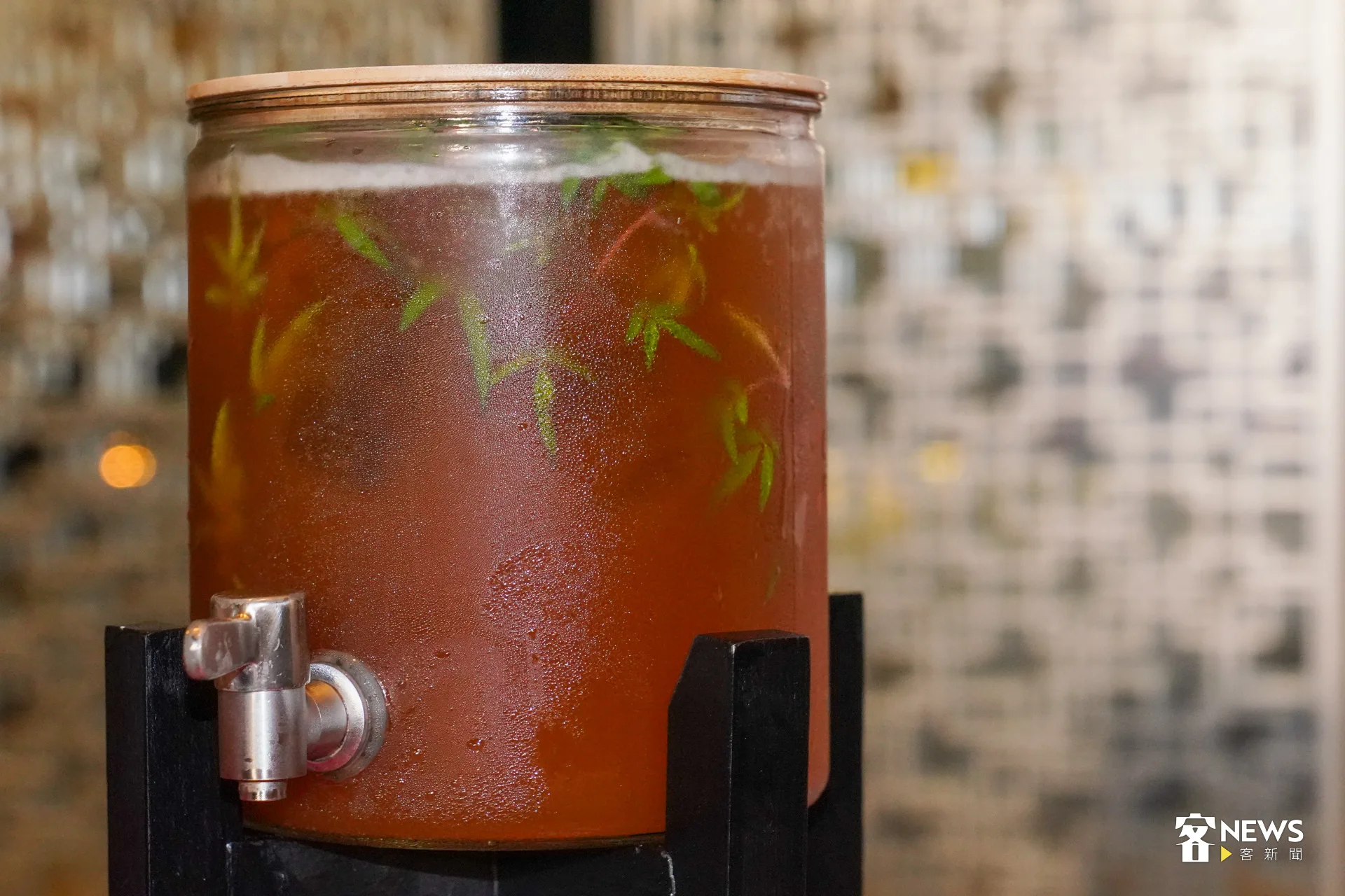 美人茶香映則是無酒精香檳，將氣泡打入帶有蜜香的東方美人茶，做出香檳的口感，兼具健康和飲用酒精飲料的儀式感。洪藝晅攝