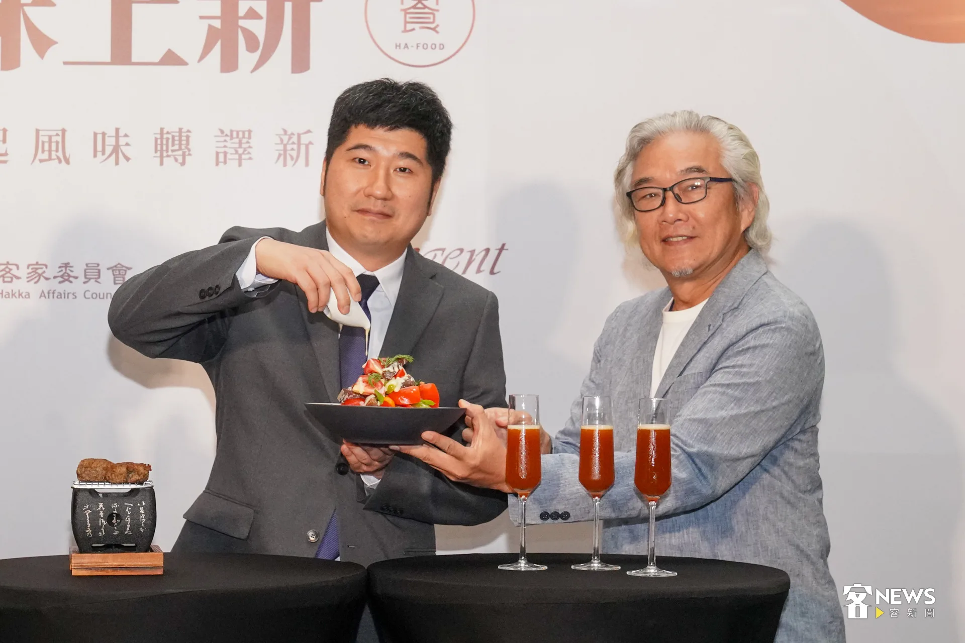 客委會副主委邱星崴將金桔醬優格，緩緩地淋在沙拉上。洪藝晅攝