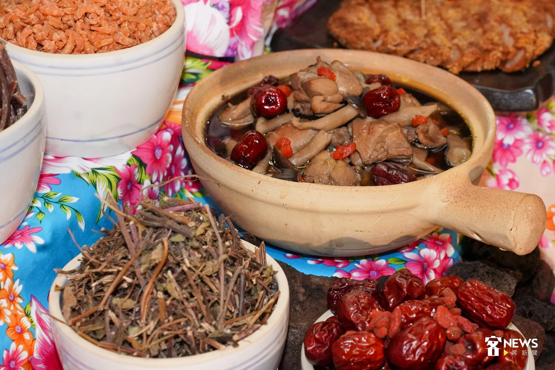 仙草雞湯，加入藥膳讓風味更濃郁，湯頭非常順口。洪藝晅攝