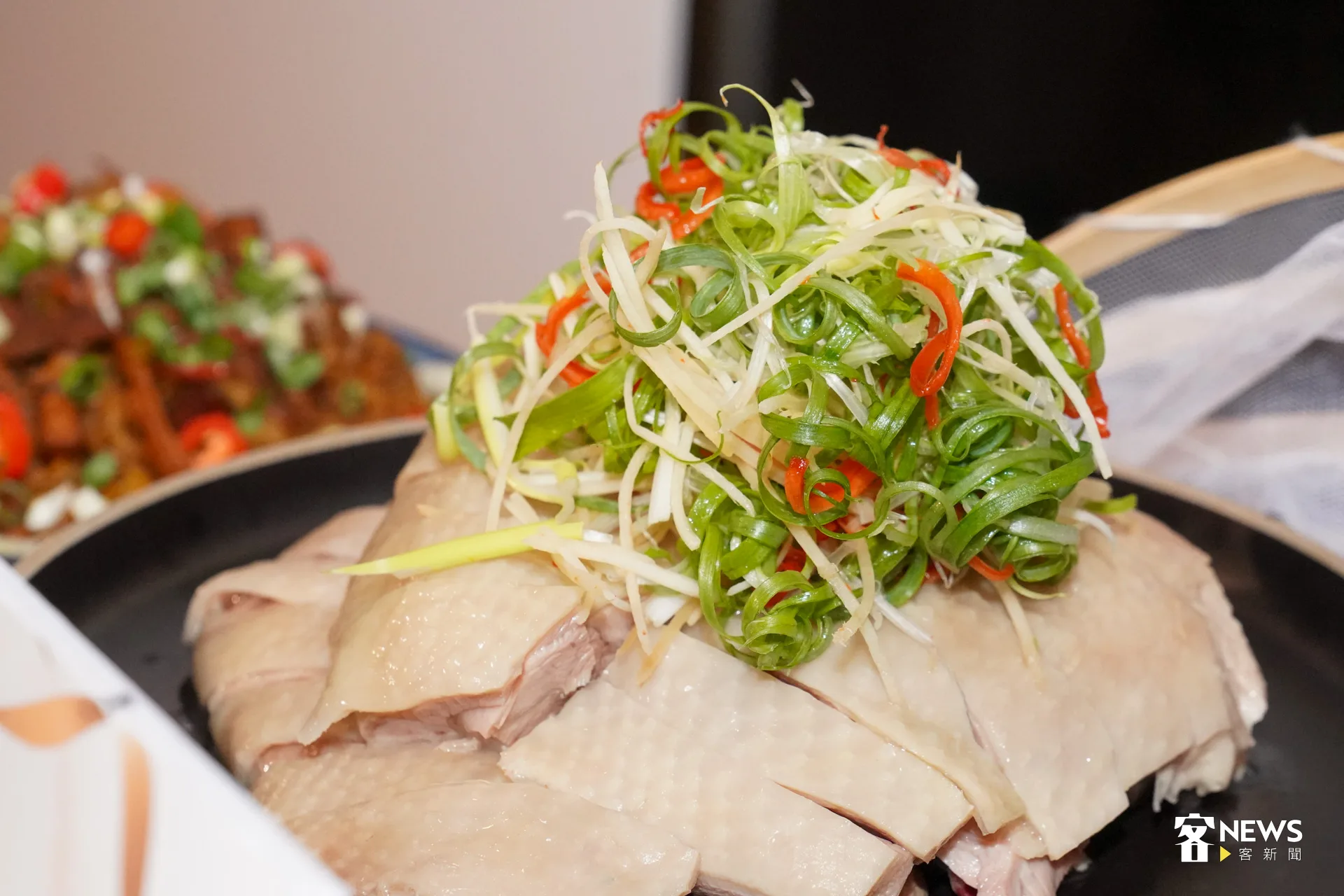 晶華除了主打三道料理外，還額外推出豆醬白斬雞，低溫烹調，減少柴的口感。洪藝晅攝