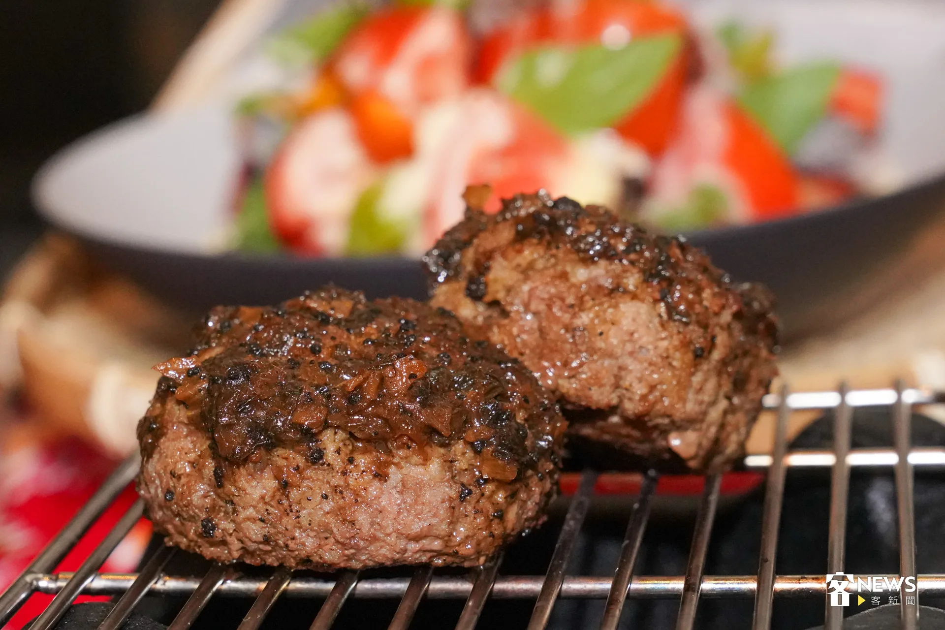 梅香牛肉漢堡排的部分，利用長時醃漬的松露梅干菜，帶出牛肉漢堡排的香氣，保留油脂但不過度油膩。洪藝晅攝