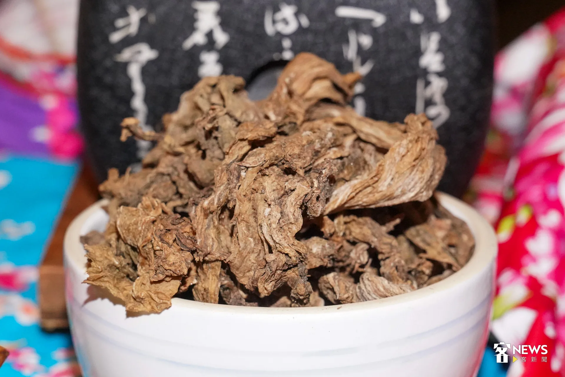 梅香牛肉漢堡排的部分，利用長時醃漬的松露梅干菜，帶出牛肉漢堡排的香氣，保留油脂但不過度油膩。洪藝晅攝