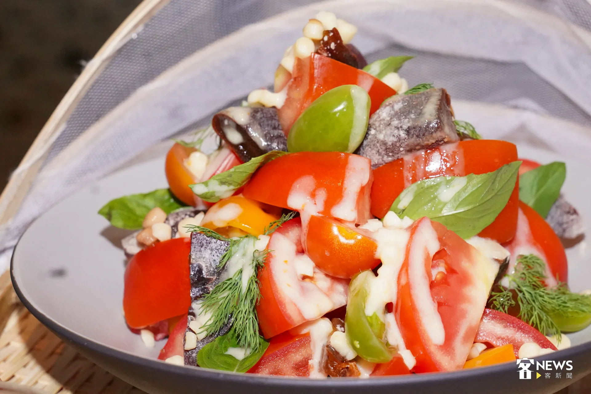 橙韻沙拉的蔬果部分，採用小農彩色番茄、苗栗及新竹在地的柿餅，醬料部分使用金桔醬和優格。洪藝晅攝