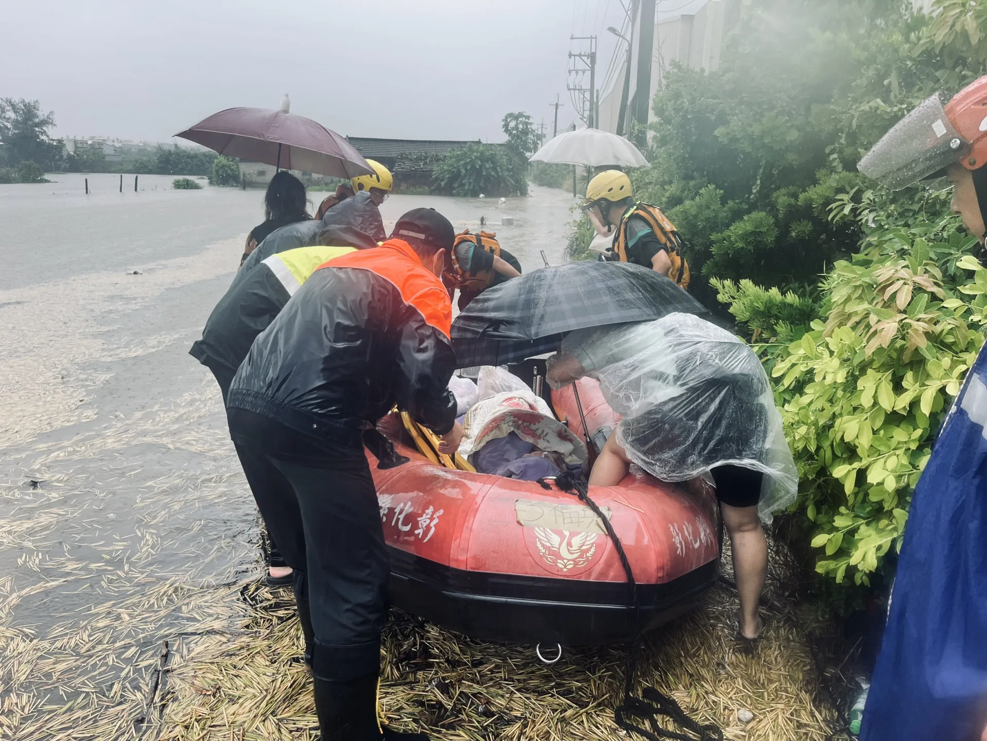 鹿港鎮海浴路1處民宅淹水近1公尺，4人受困，消防人員出動橡皮艇救出受困民眾。彰化縣消防局提供