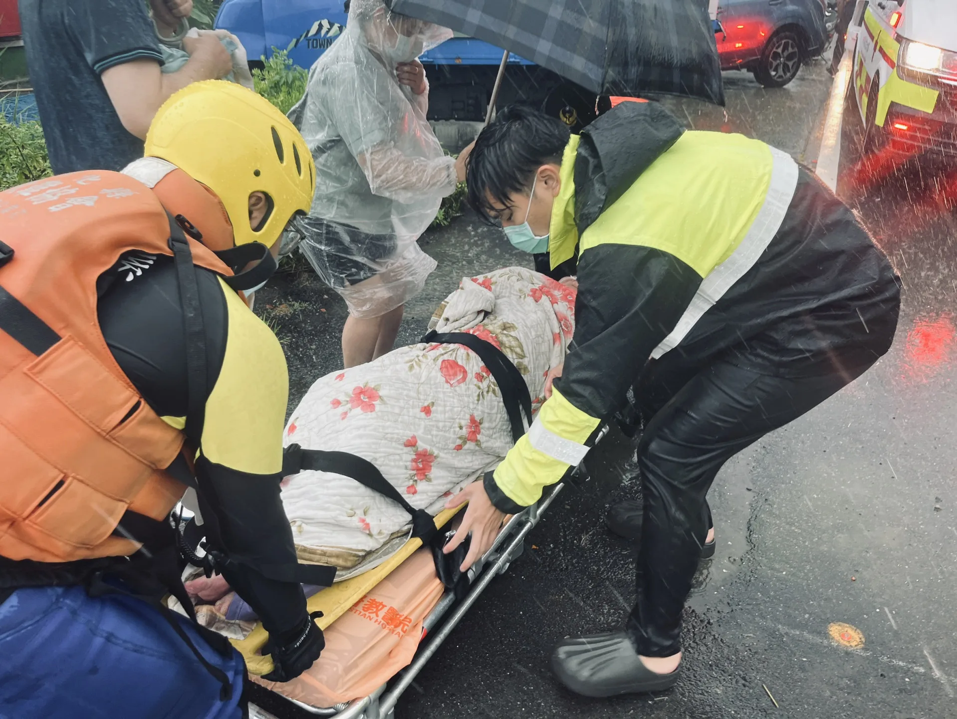 鹿港鎮海浴路1處民宅淹水近1公尺，4人受困，消防人員出動橡皮艇救出受困民眾，其中1人長期臥床不適，救出立刻送醫。彰化縣消防局提供