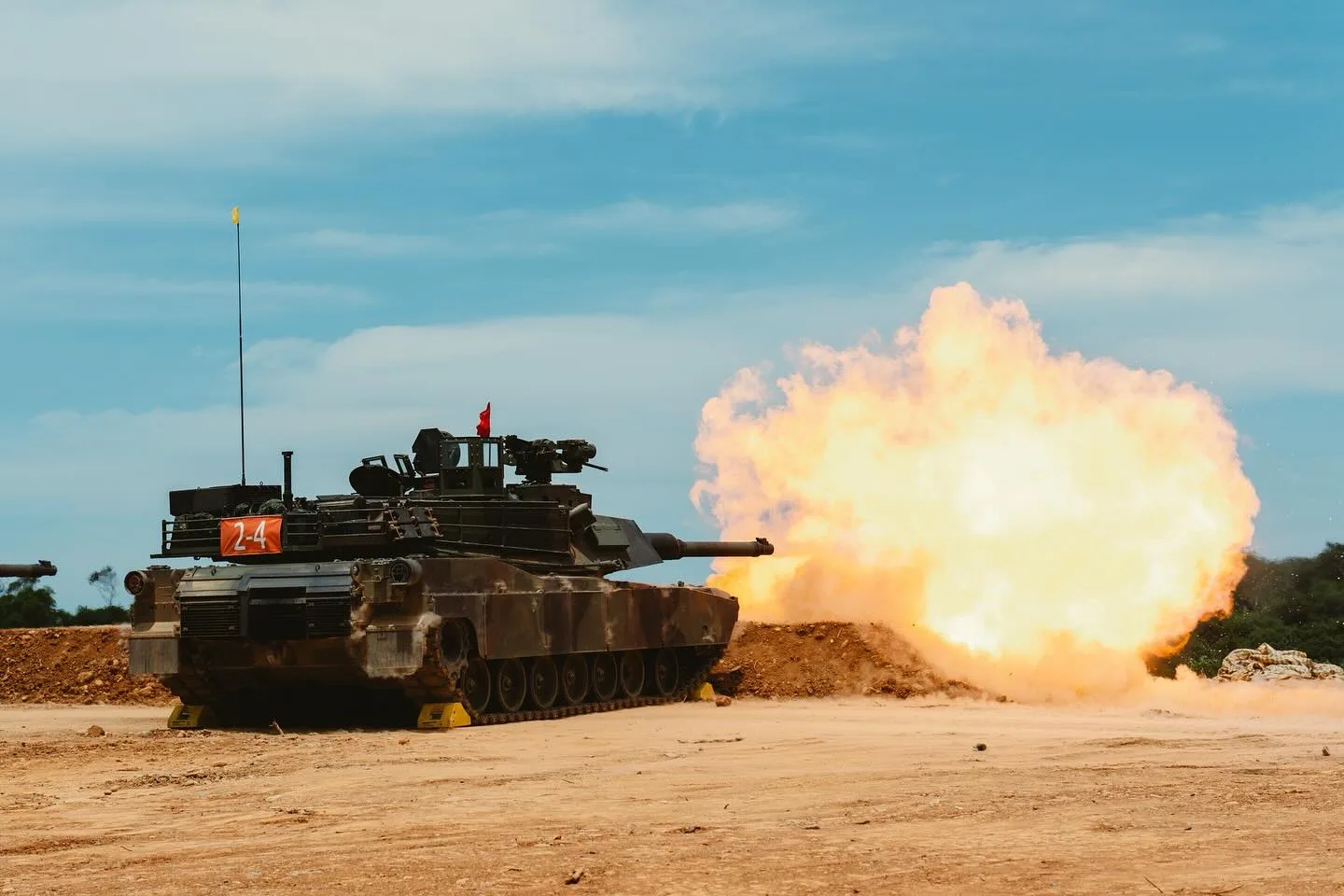 M1A2T戰車10日在新竹坑子口訓場實施120公厘戰車砲實彈同步射擊，展現壓制戰力。翻攝軍聞社