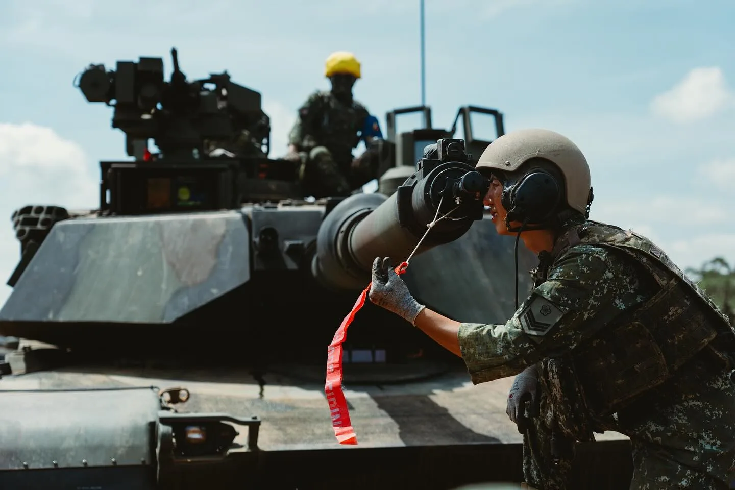 M1A2T戰車10日在新竹坑子口訓場實施120公厘戰車砲實彈同步射擊，展現壓制戰力。翻攝軍聞社