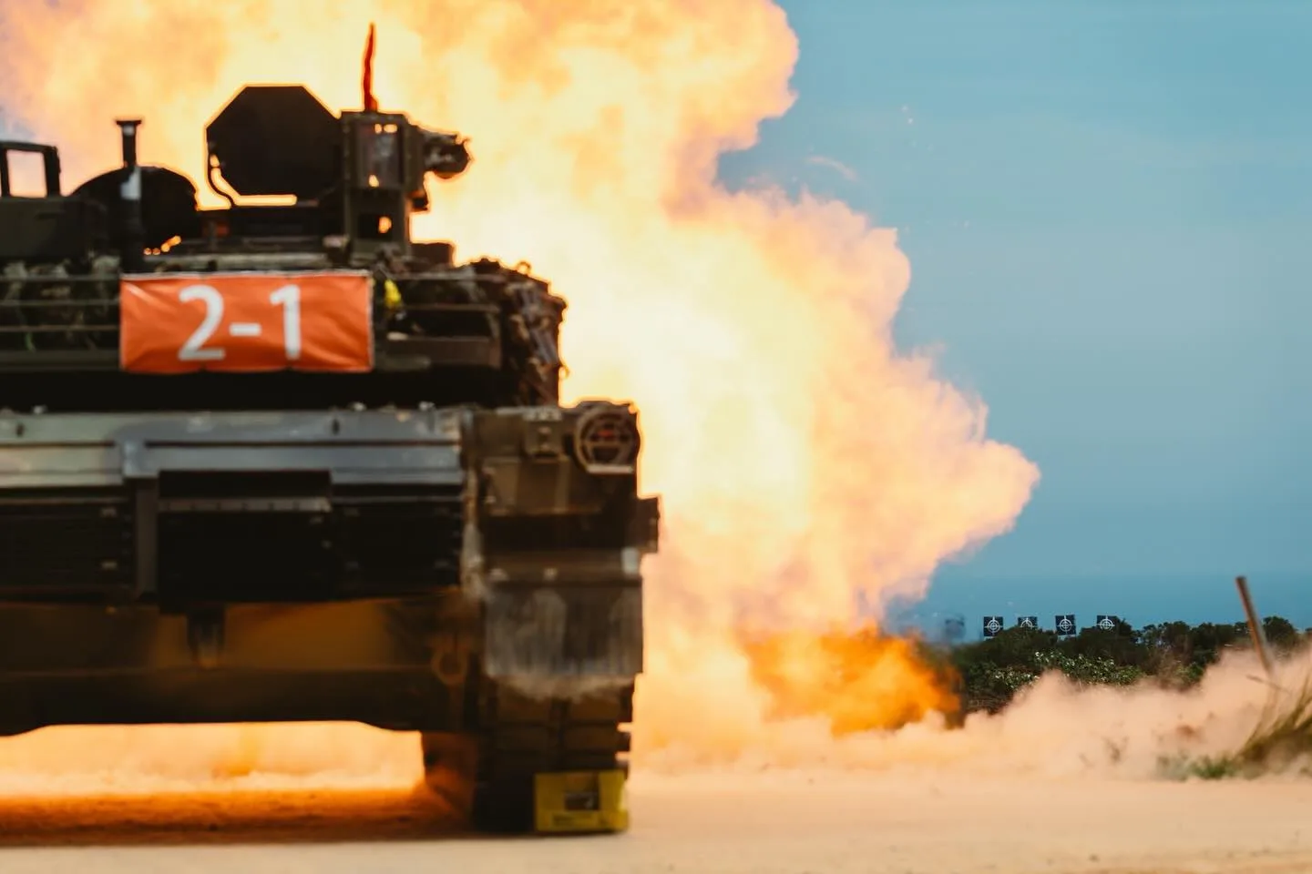 M1A2T戰車10日在新竹坑子口訓場實施120公厘戰車砲實彈同步射擊，展現壓制戰力。翻攝軍聞社