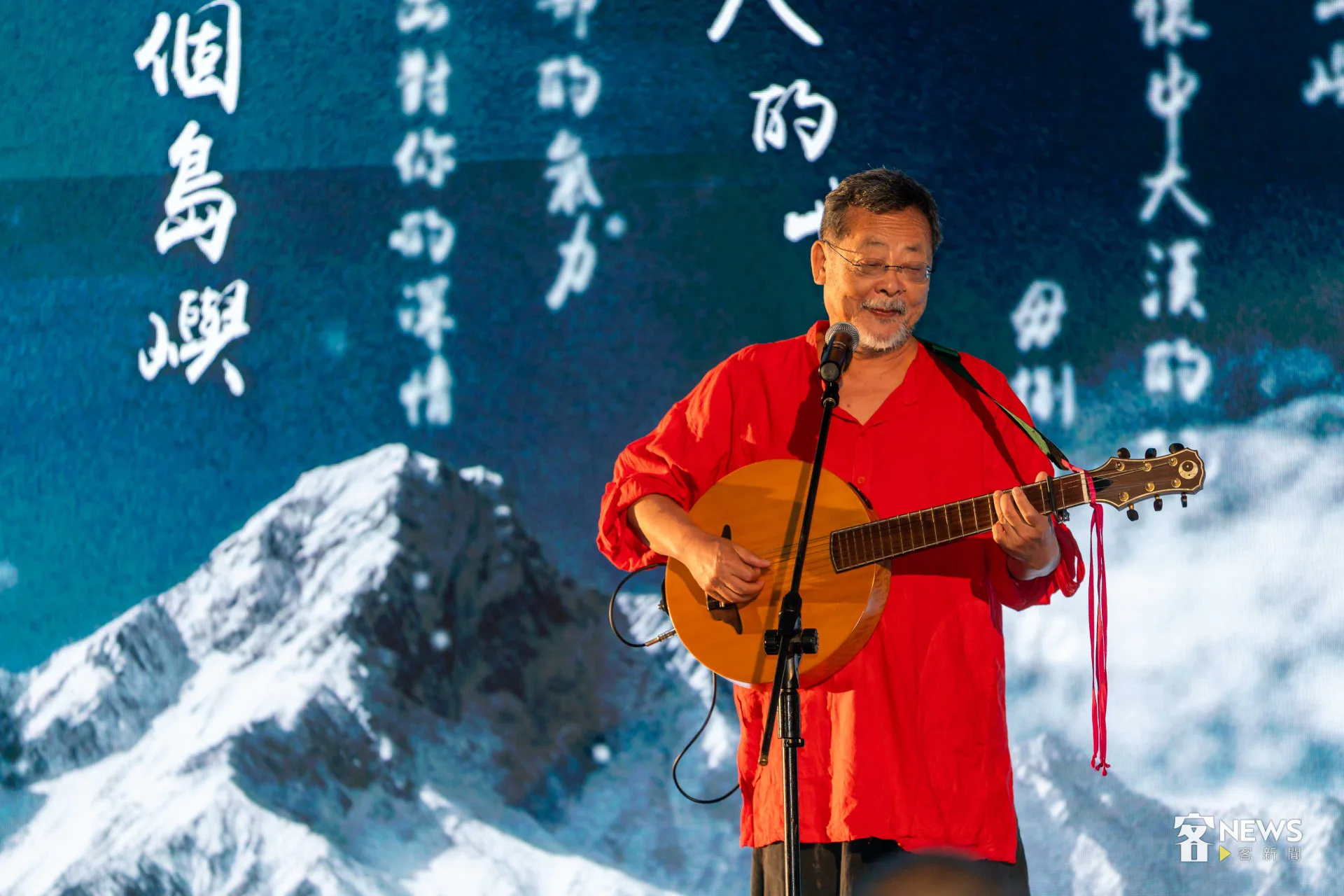 頒獎典禮現場,由陳明章與薪傳歌仔戲團攜手共演,藉由詩、歌、戲曲跨界表演方式向3位得獎人致敬。李台源攝