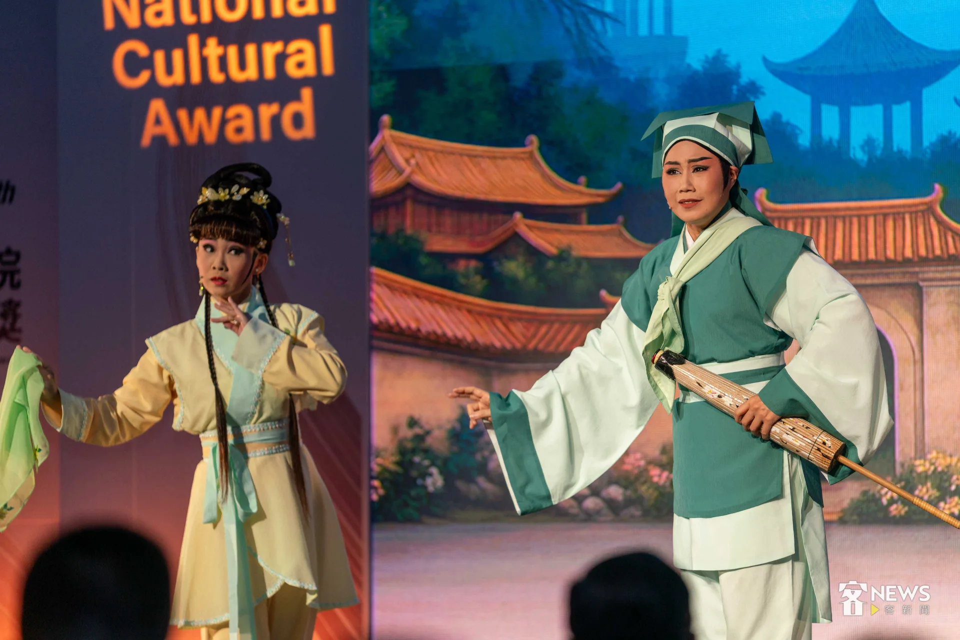 頒獎典禮現場,由陳明章與薪傳歌仔戲團攜手共演,藉由詩、歌、戲曲跨界表演方式向3位得獎人致敬。李台源攝