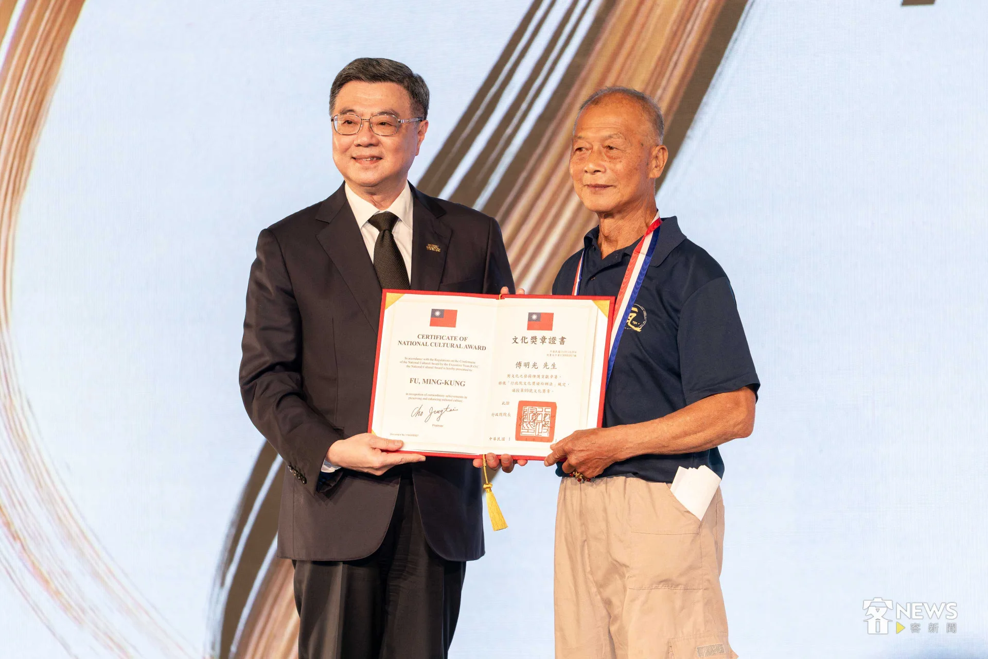 國寶瓦作匠師傅明光今天獲頒行政院文化獎。李台源攝