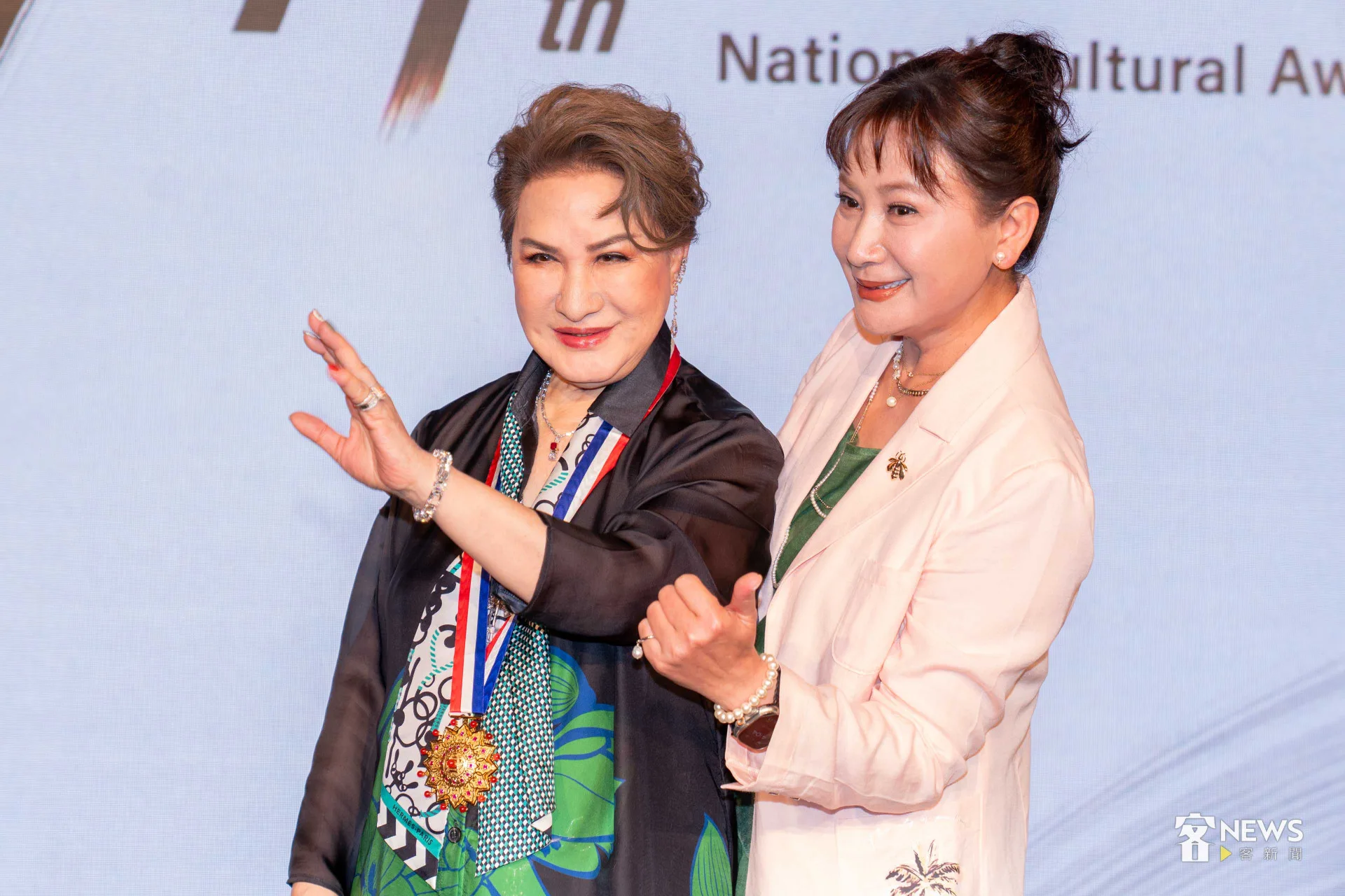 楊麗花(左)獲頒行政院文化獎,與愛徒陳亞蘭(右)共同出席頒獎典禮。李台源攝