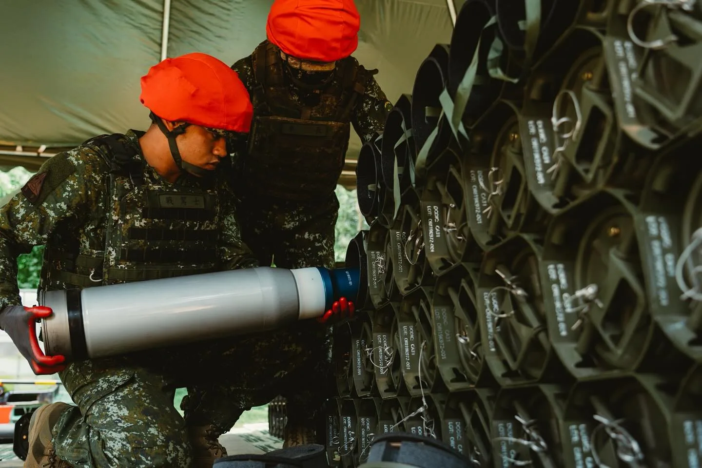 M1A2T戰車10日在新竹坑子口訓場實施120公厘戰車砲實彈射擊，並命中目標。翻攝軍聞社