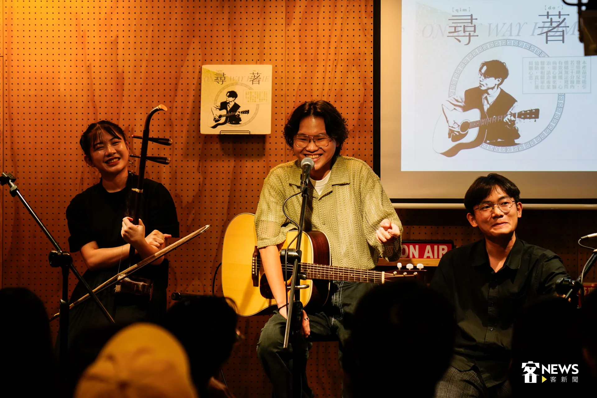 專輯試聽會現場,播放3首歌曲段落,並現場演唱2首。洪藝晅攝