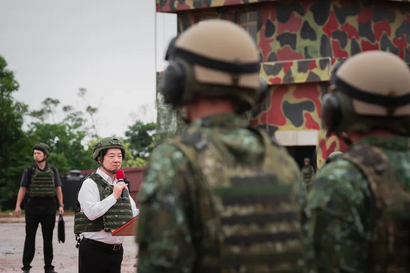 M1A2T戰車10日在新竹坑子口訓場實施120公厘戰車砲實彈射擊，並命中目標，總統賴清德（左2）親自視導。中央社