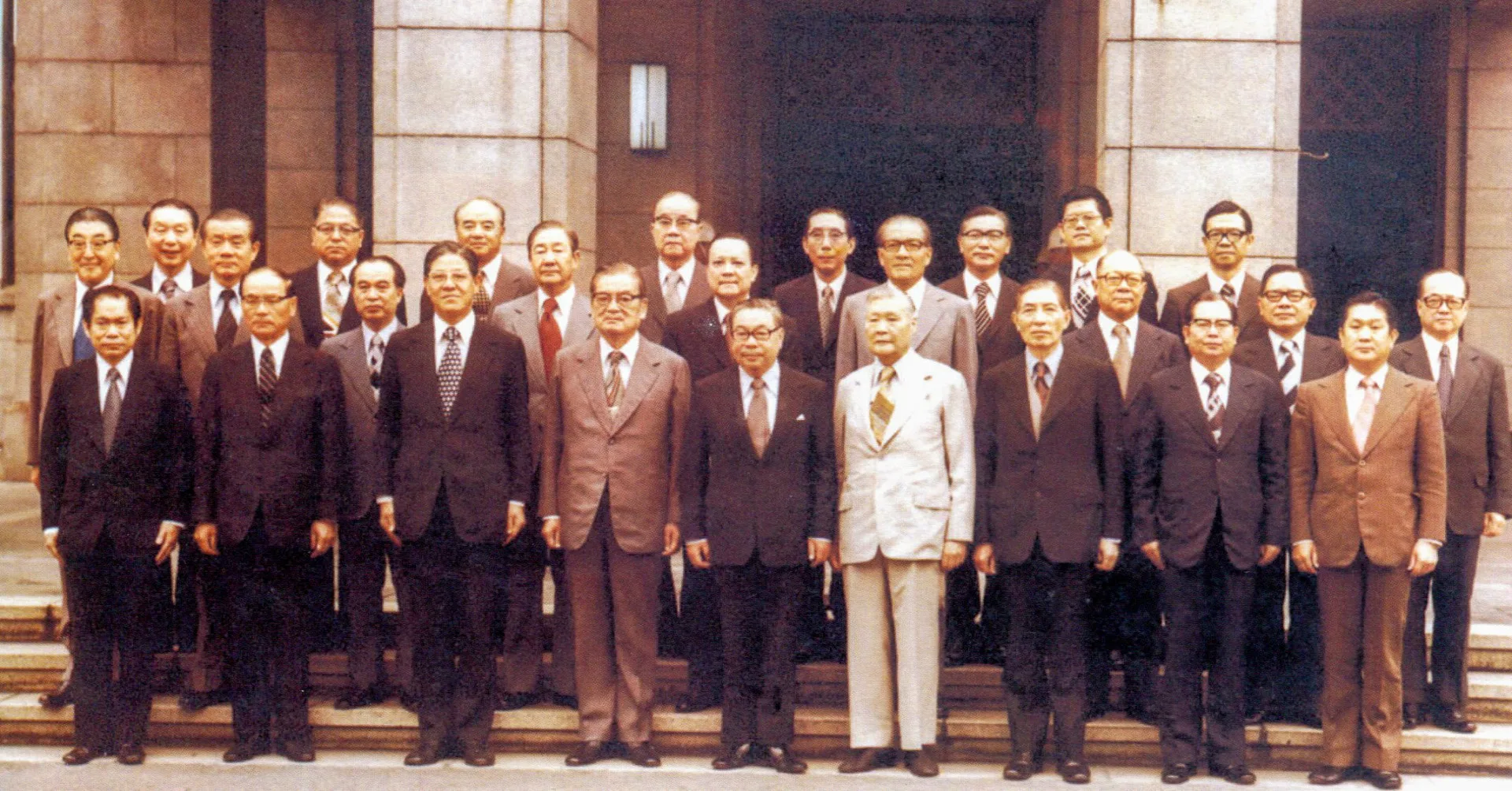 1972年蔣經國(前排中)出任行政院長,延攬徐慶鐘(前排左四)為副院長、李登輝(前排左三)為政務委員,全體內閣閣員合影留念。鍾宜真提供