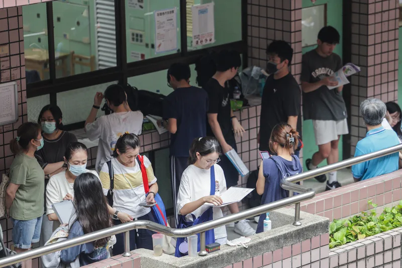 114學年度分科測驗11日舉行第1天考試,考物理、化學、數學甲、生物,考生一早就到台北市松山高中考場,在教室外複習,準備應試。中央社