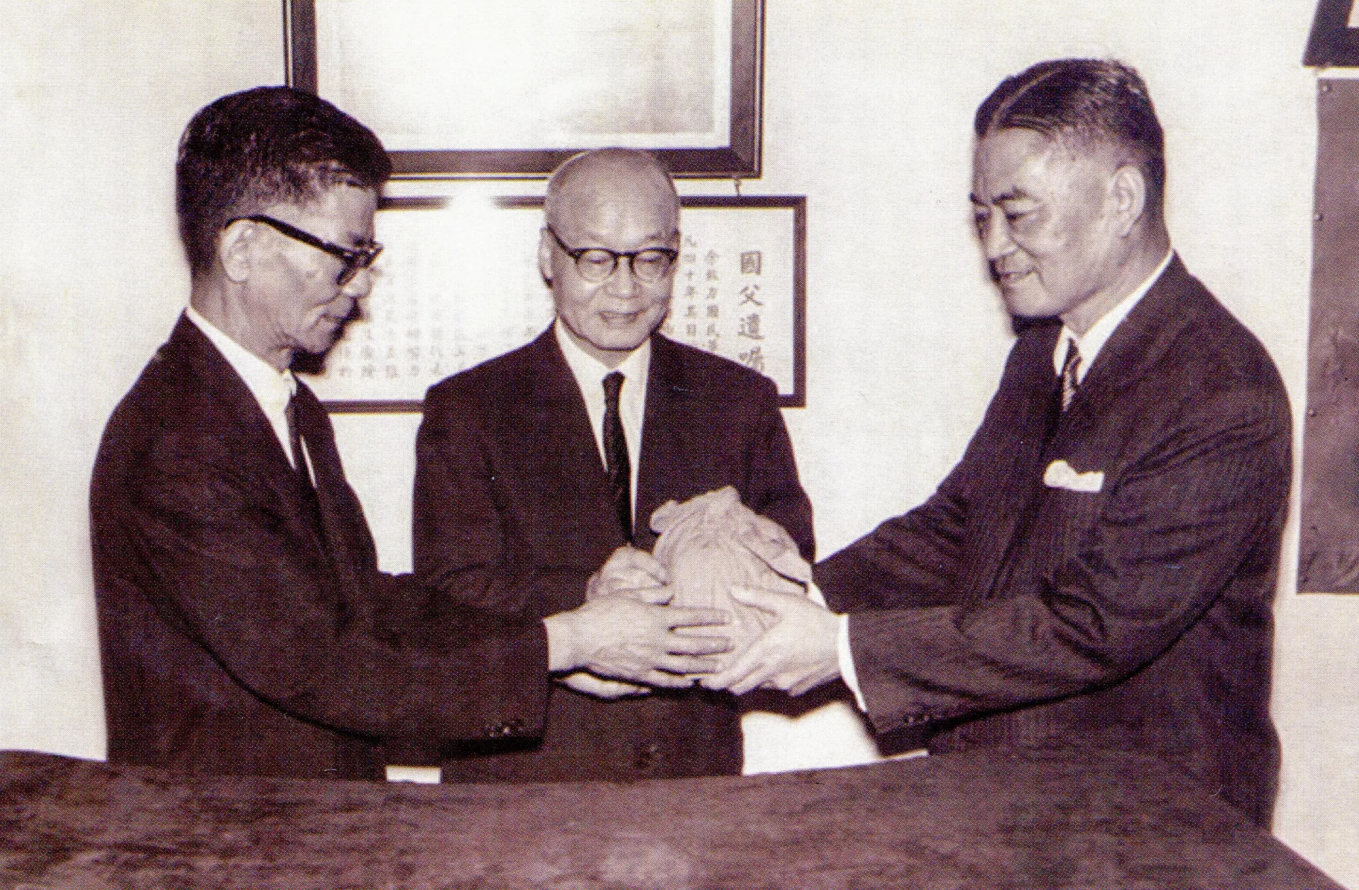 1966年徐慶鐘(右)從連震東(左)手中接任內政部長,監交人是田烱錦。鍾宜真提供