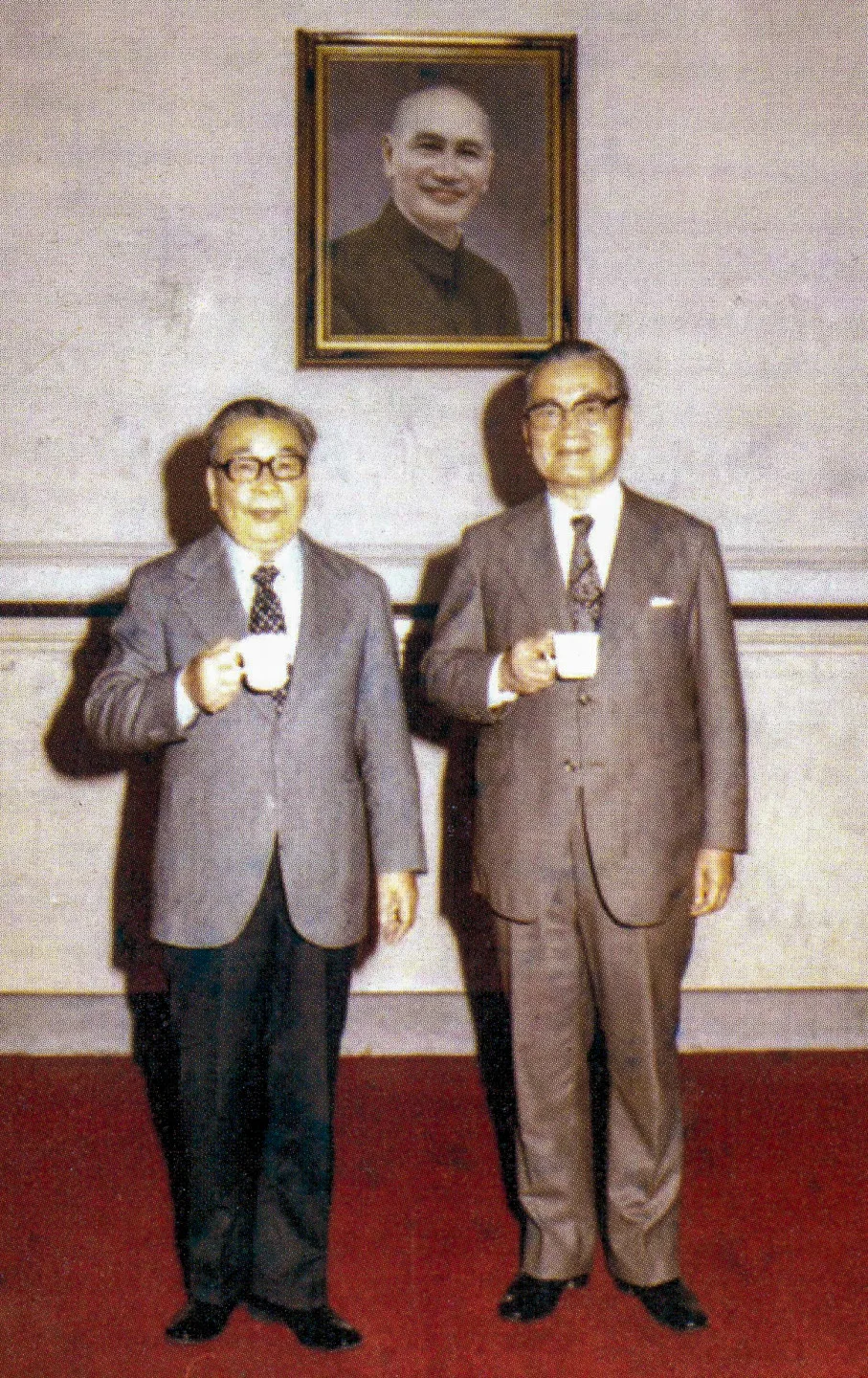 蔣經國(左)擔任6年行政院長,副院長是徐慶鐘,兩人合作無間,蔣經國就任總統後,徐慶鐘曾短暫代理院長,後由孫運璿接任院長。鍾宜真提供