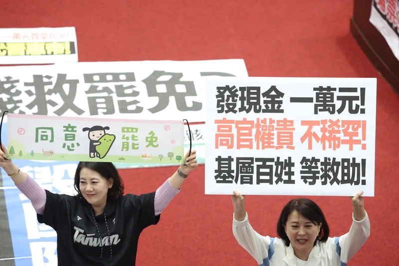 立法院會11日排定處理因應關稅特別條例草案,下午5時起逐條表決,民進黨立委吳思瑤(左)、國民黨立委王鴻薇(右)在場內各自舉牌表達立場。中央社
