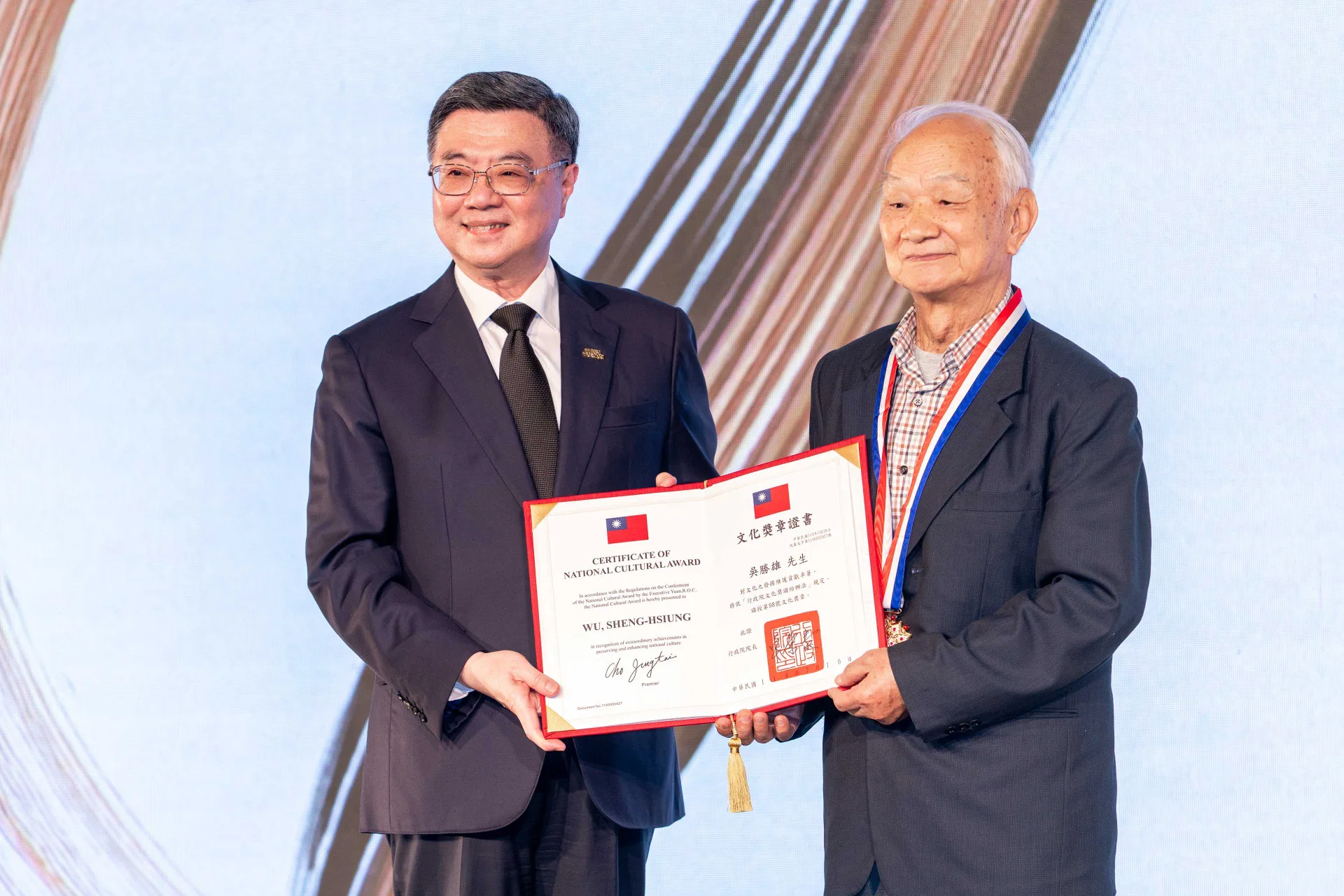 台灣本土作家吳晟獲頒行政院文化獎。李台源攝