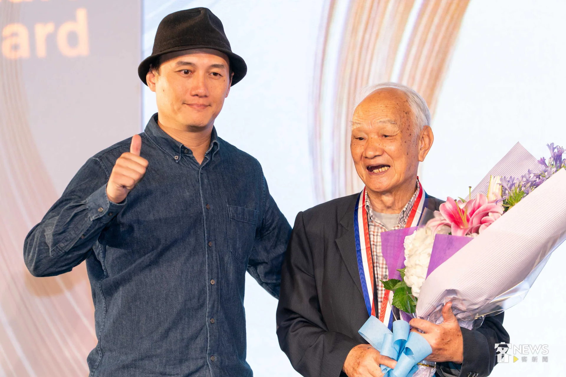 吳晟(右)與吳志寧(左)合影。李台源攝