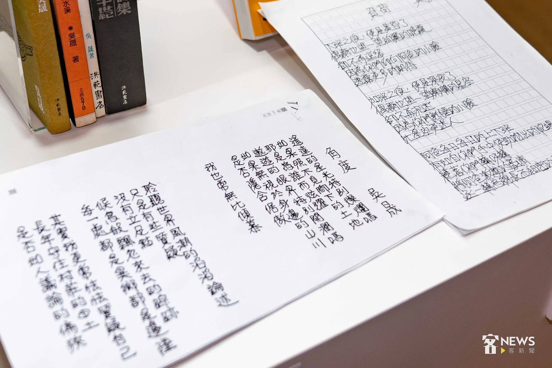 行政院文化獎頒獎現場展出吳晟手稿。李台源攝