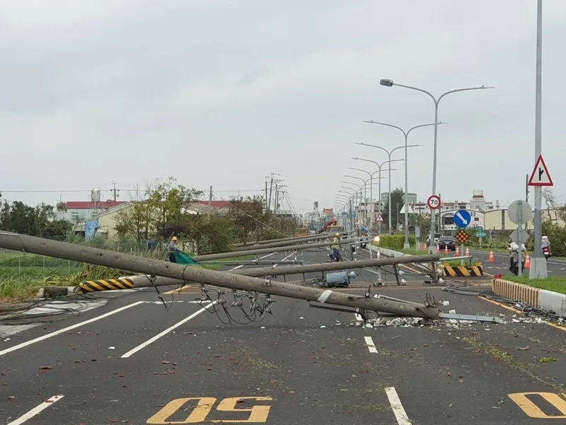 雲嘉南地區電線桿這次丹娜絲颱風倒成一片。台南市政府提供