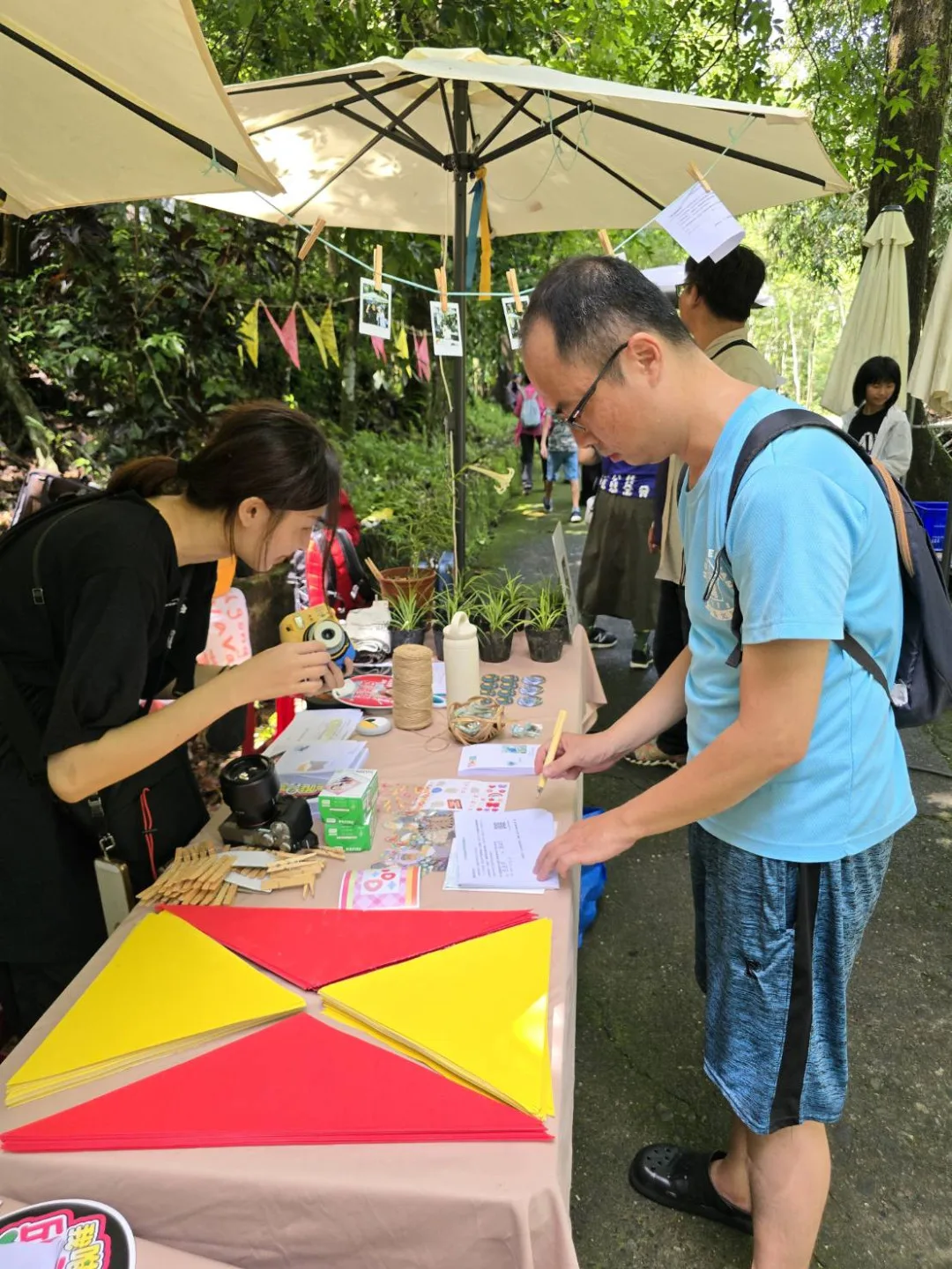 參與民眾簽同意書租借拍立得相機。藝術季學校提供