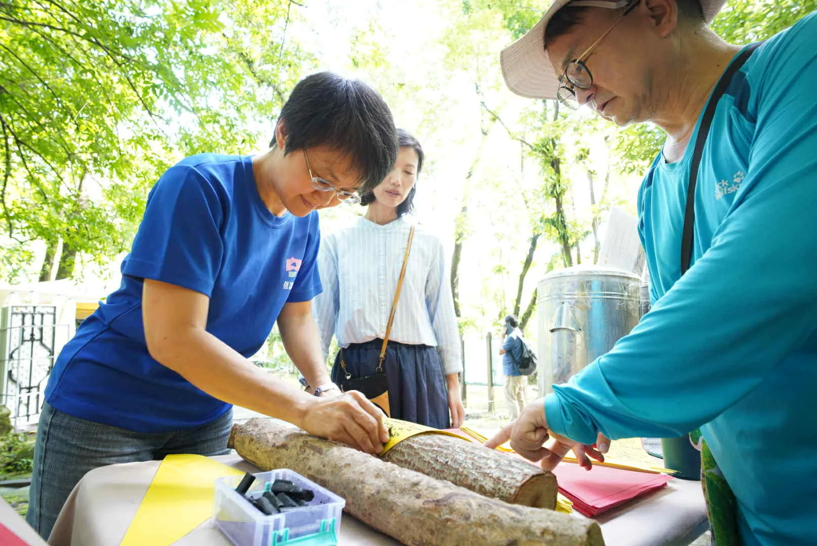 客委會古主委秀妃首次拓繪樹紋並做成範例讓後續參與的民眾參考。藝術季學校提供
