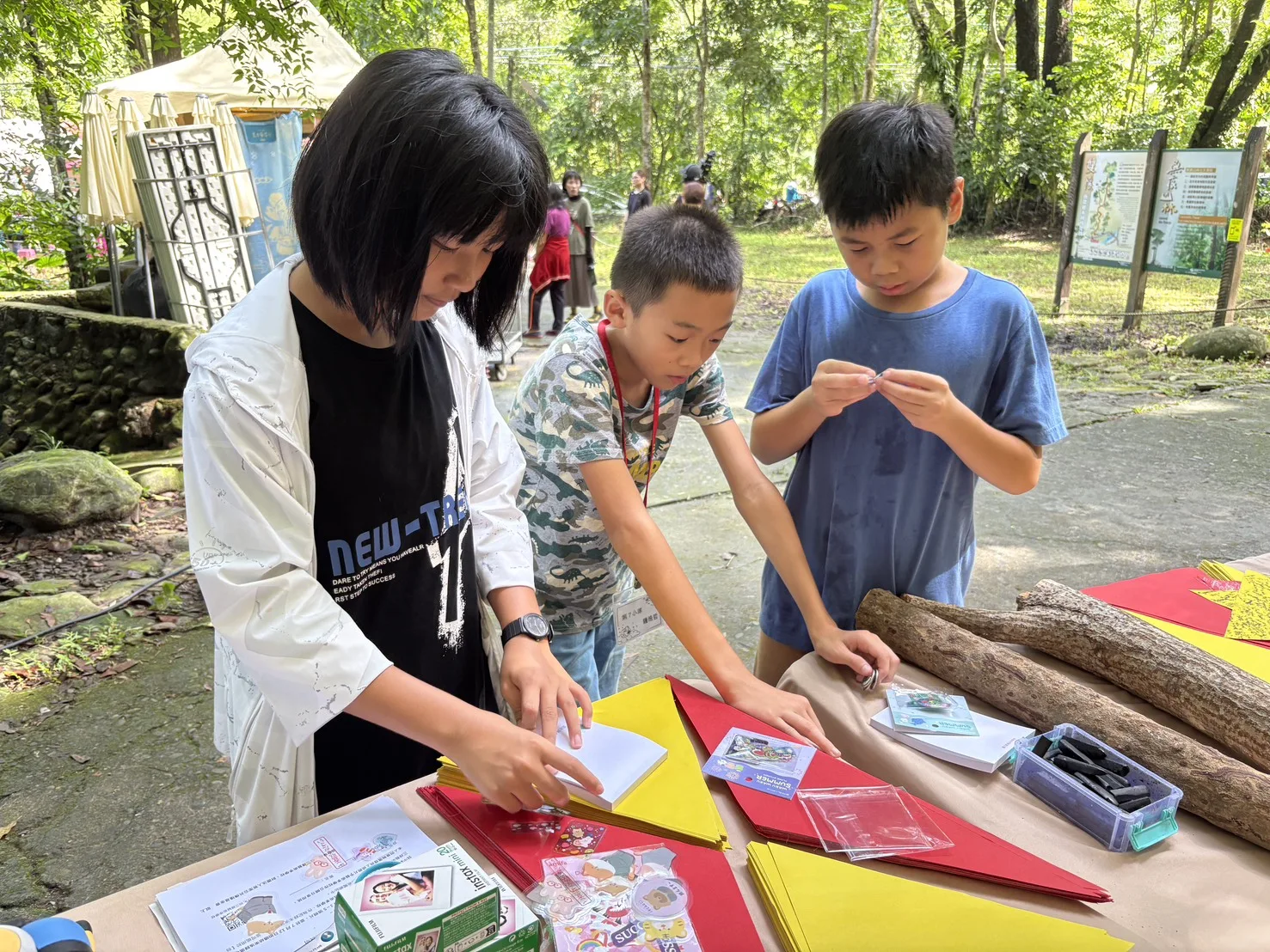 龍肚國小的小朋友再次回到藝術季學校攤位做拓繪及拿回約定的小本子。何安琪攝