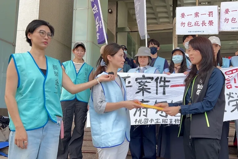 桃園市空服員職業工會15日到桃園市政府抗議,針對長榮空服員申訴因育嬰留停影響調薪,要求勞動局加速審理並依法認定違法。中央社