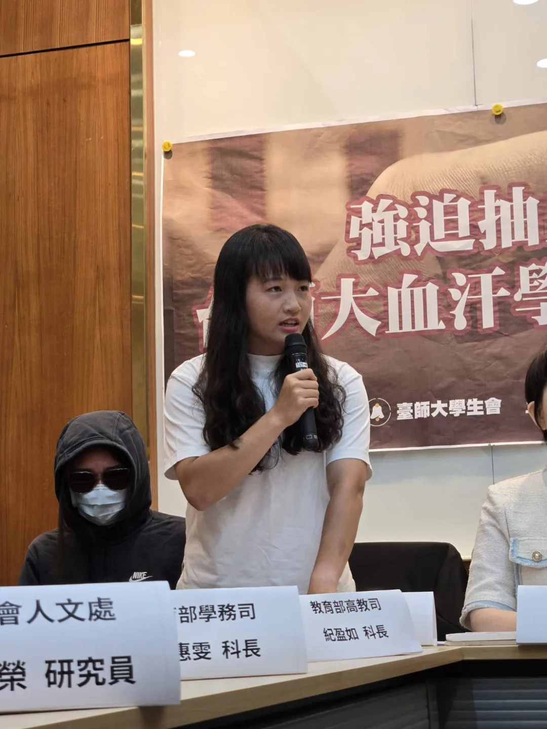 台師大學生簡奇陞脫掉帽子、拿掉口罩，「需要遮遮掩掩的，不應該是我。」