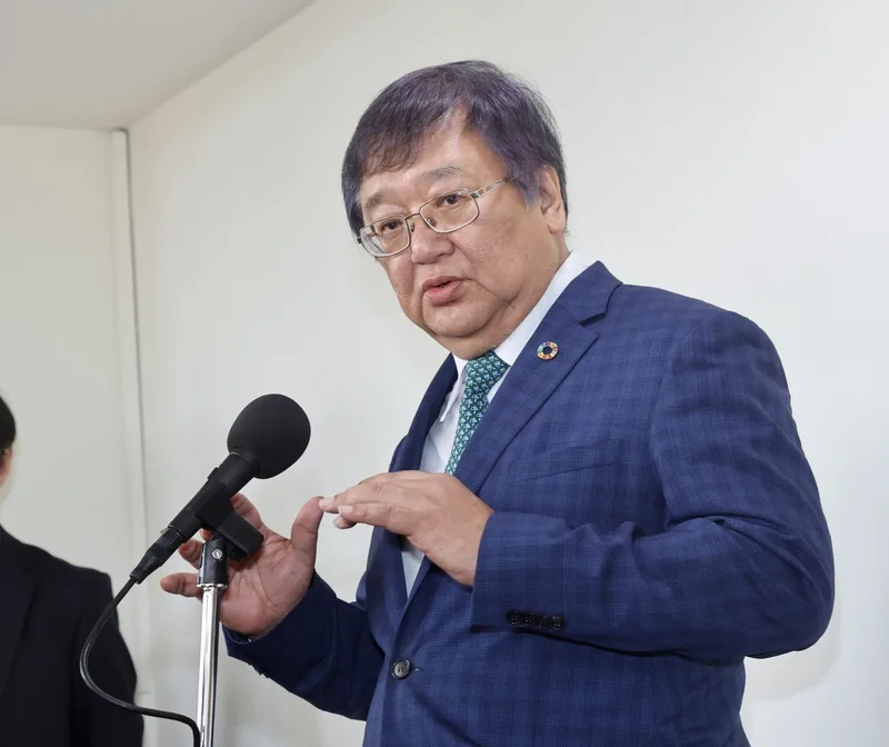 衛福部長邱泰源(圖)17日在立法院受訪表示,台師大女足抽血案,學生的受教權與人權不可以被侵犯、沒有模糊空間,衛福部將啟動心理支持,協助受害學生,並將檢討人體研究法機制,強化未來相關研究案的查核機制與標準。中央社