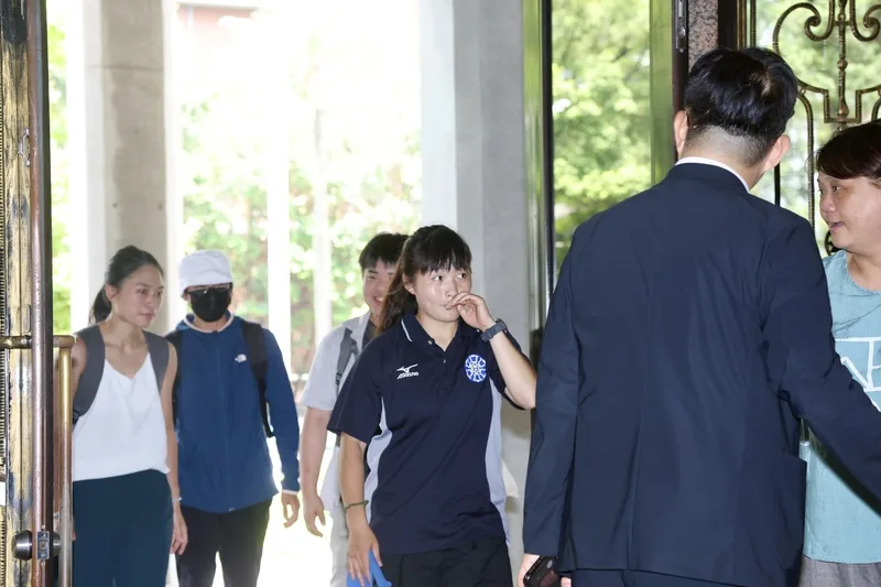 台師大女足抽血案,教育部17日會見吹哨者簡奇陞(右3)等受害學生,以瞭解案情。中央社