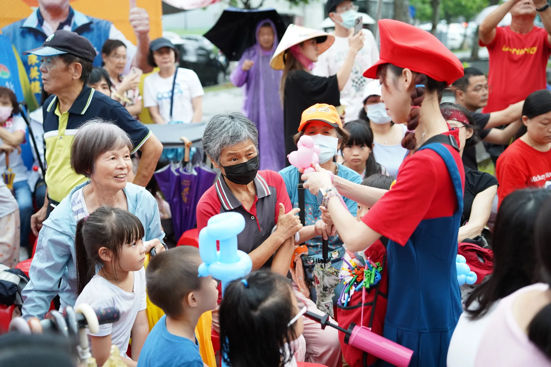 新埔鎮居民攜帶孩童參與公二公園啟用。新竹縣政府提供