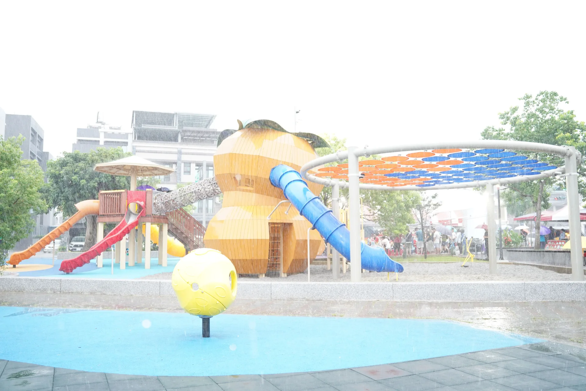 公二公園啟用當天下起大雨。新竹縣政府提供