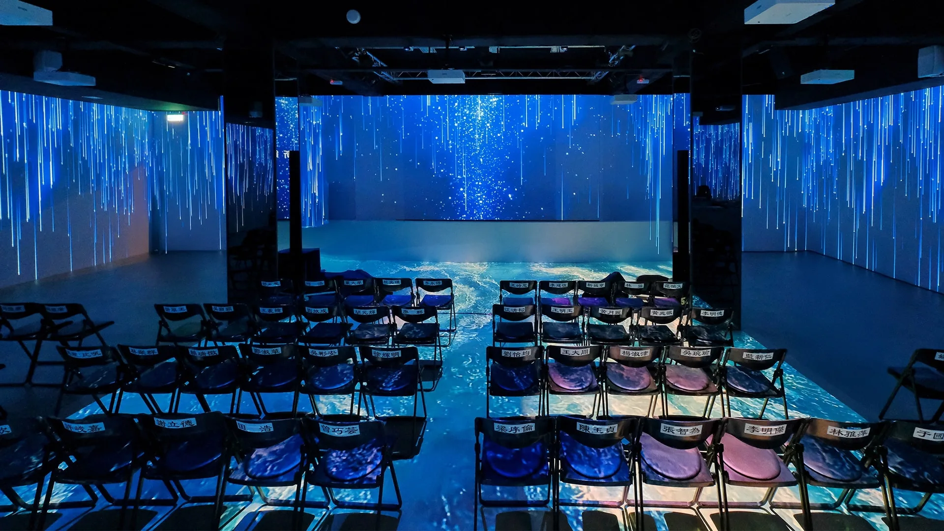 位於一樓的展演區,佈滿高規格的投影與音響設備,營造出最真切的沈浸體驗。翻攝自花蓮流行音樂AI實驗基地