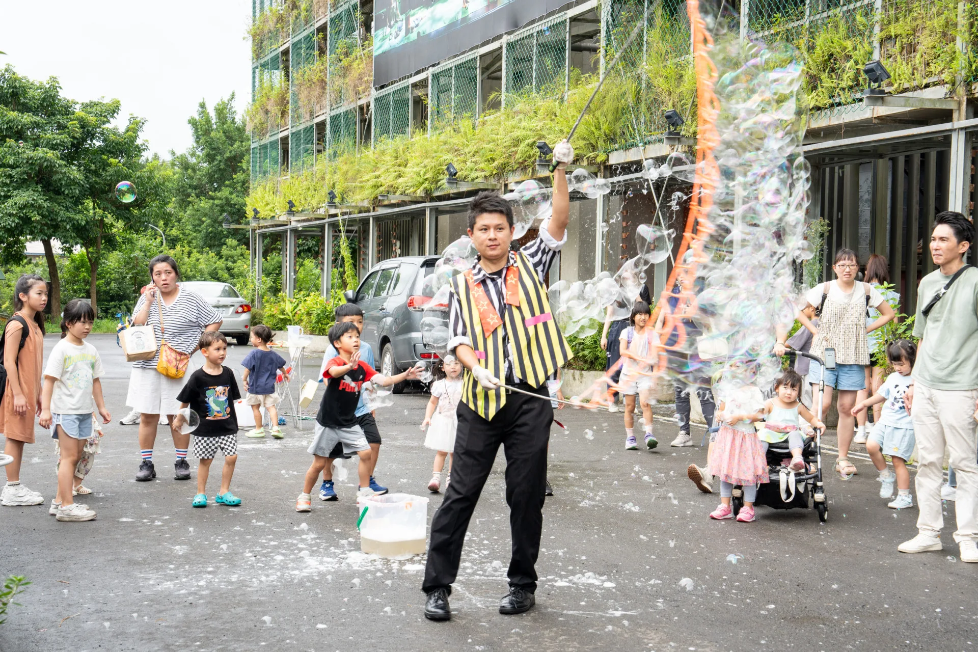 泡泡秀及親子彩繪,讓許多民眾玩得不亦樂乎。台北市客家文化基金會提供