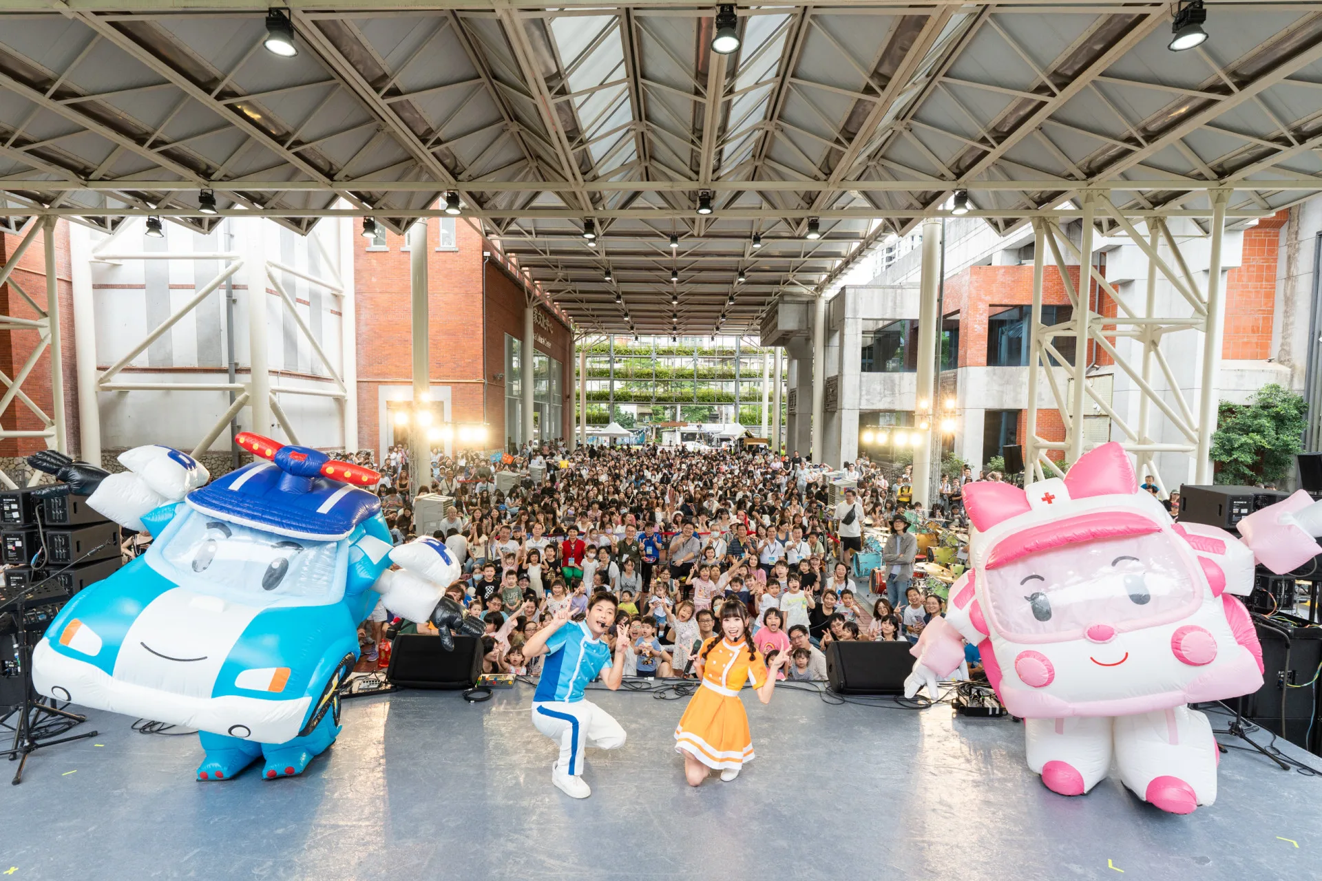 YOYO家族與波力、安寶一出場就帶來民謠「卡加布列島」讓現場大小朋友全都回到童年時光一起開心唱跳。台北市客家文化基金會提供