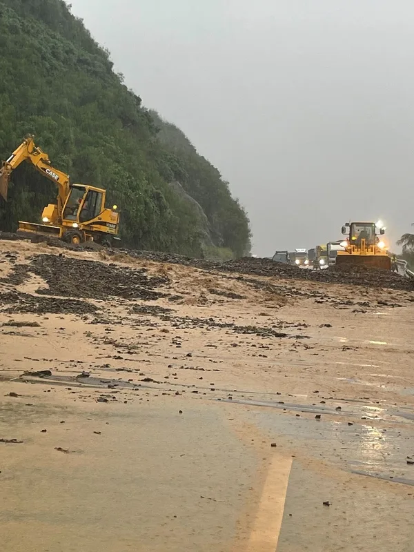 台東地區20日深夜開始持續性下雨，台9線417K+900（大鳥路段）21日上午因土石泥流造成道路阻斷無法通行。公路局提供