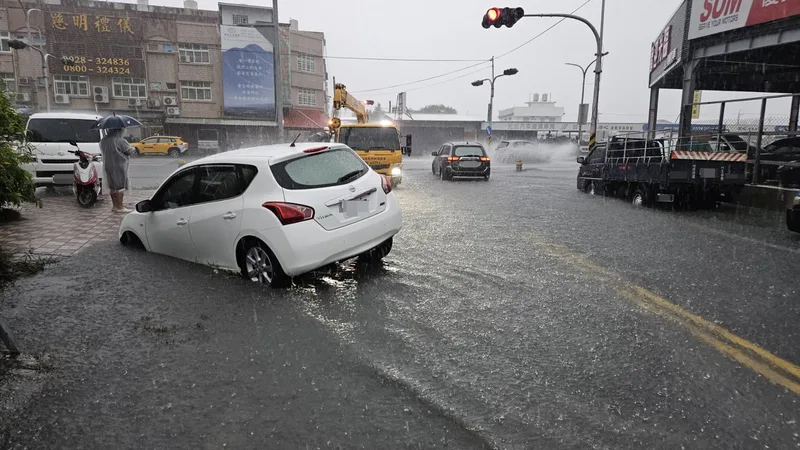 台東從20日深夜開始雨勢未歇，截至21日上午台東市累積雨量170毫米，台東市區多處積水淹路面，1輛自小客車不慎掉落水溝。民眾提供
