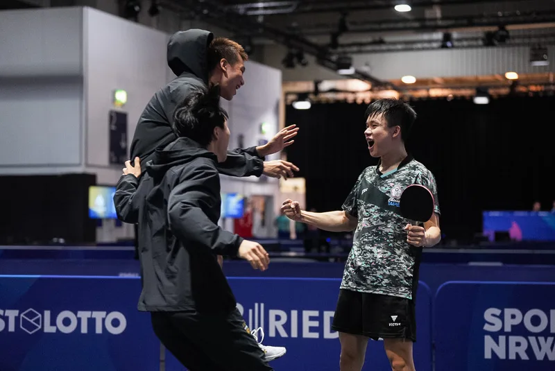 德國世界大學運動會20日進行的桌球男子團體決賽，台灣靠著馮翊新（右）個人力扛2點，幫助台灣拿下賽史首面金牌。大專體總提供